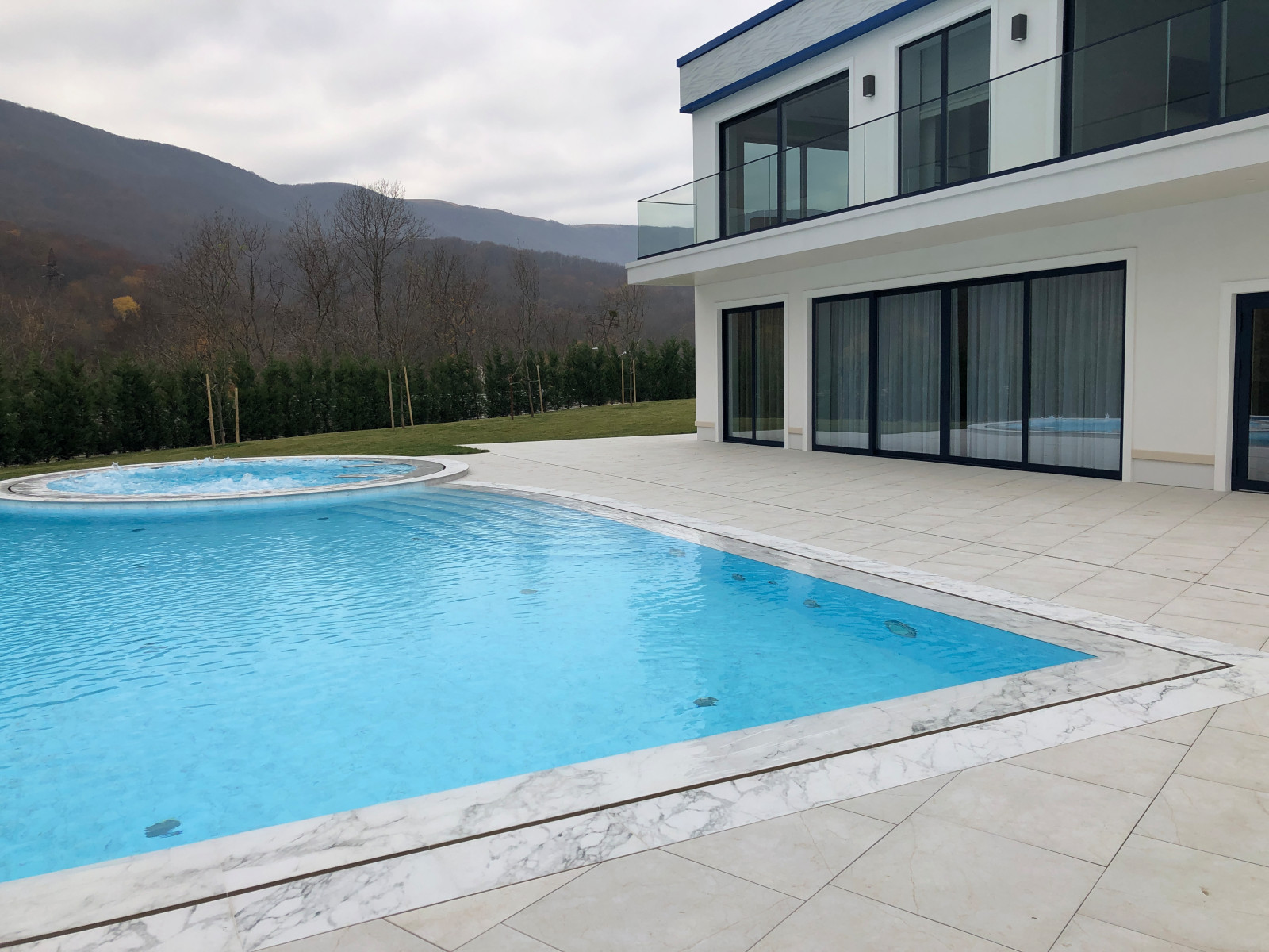 Бассейн с джакузи в горах