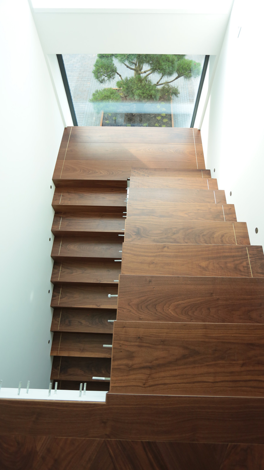 Лестница из американского ореха