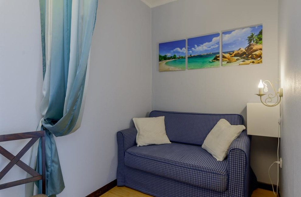 Уютный диванчик в изолированной зоне