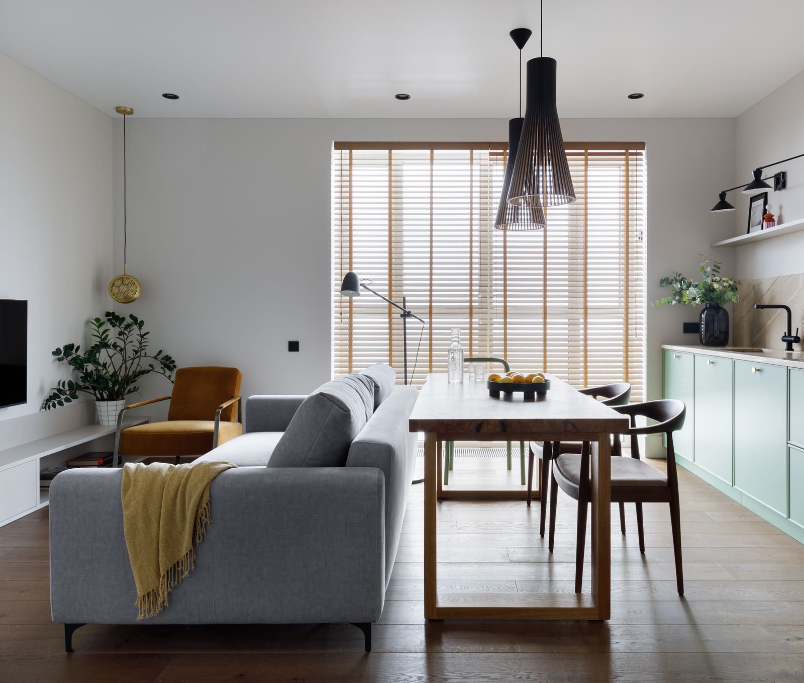 Квартира с панорамными окнами для семьи врачей