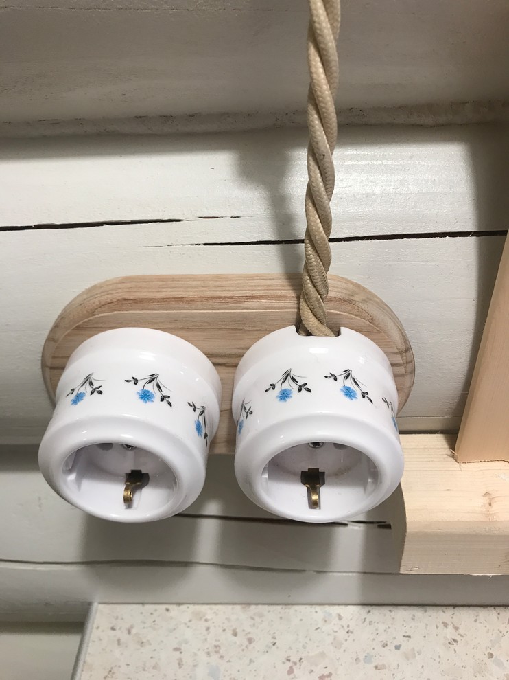 Ретро электрика + деревянные накладки naBrevno в интерьере бревенчатого дома