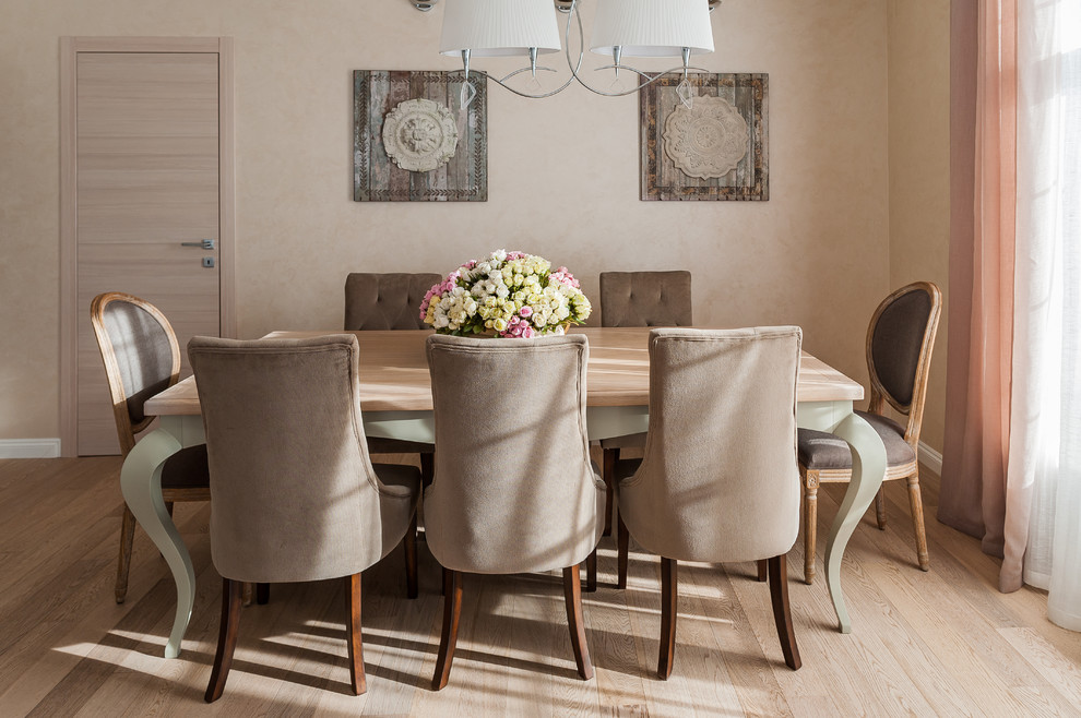 Загородный дом с розовой столовой