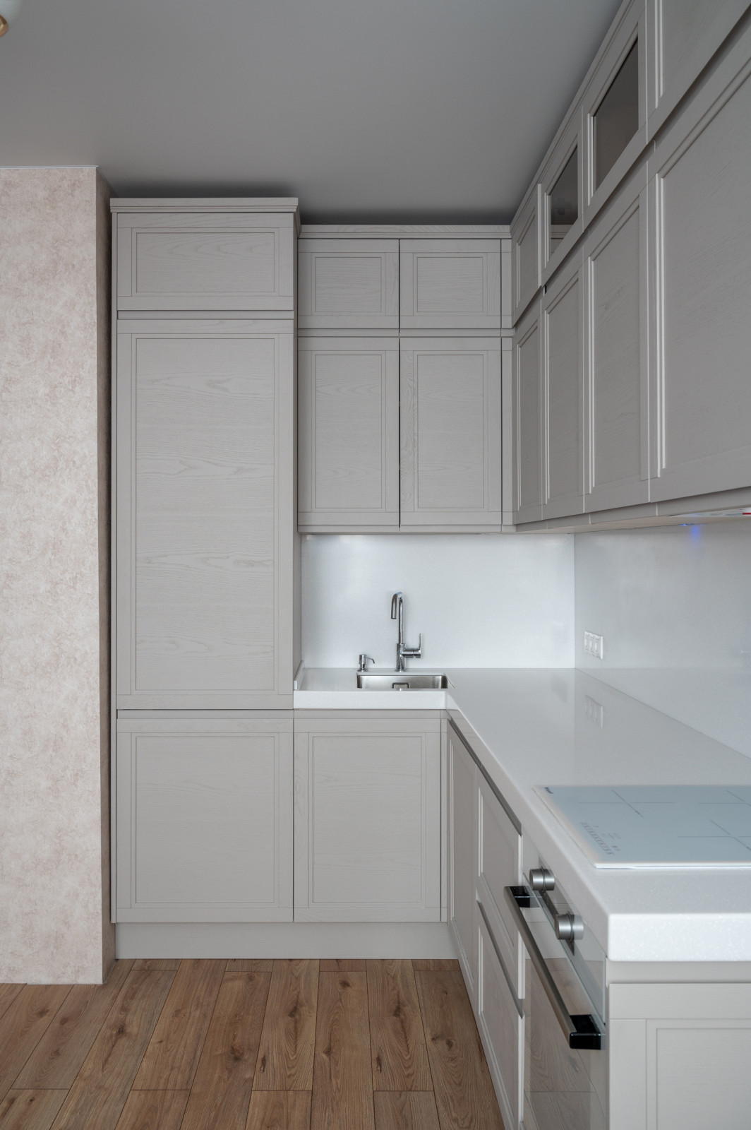 Кухня из массива с интегрированной ручкой