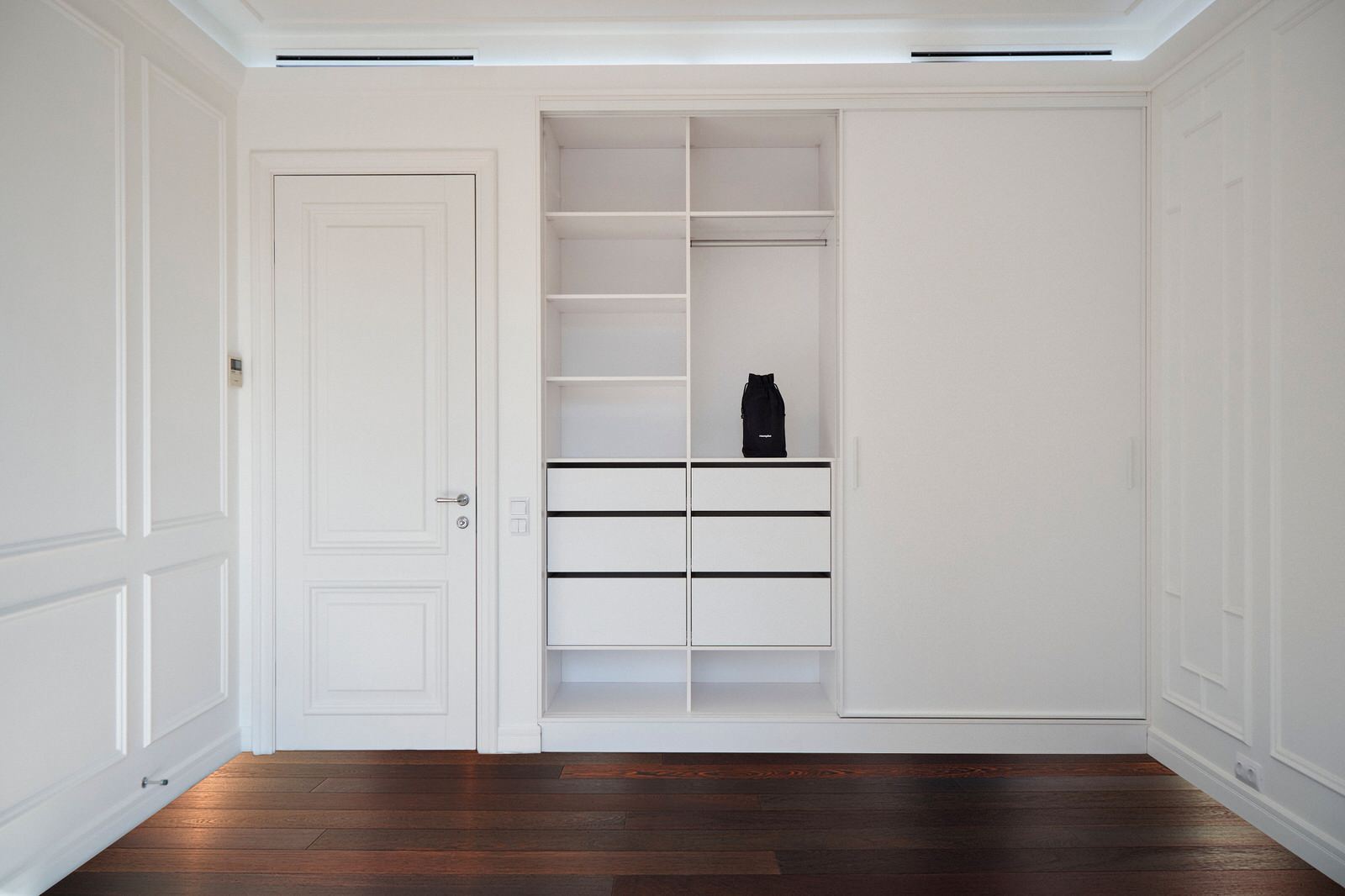 Белый шкаф-купе raumplus