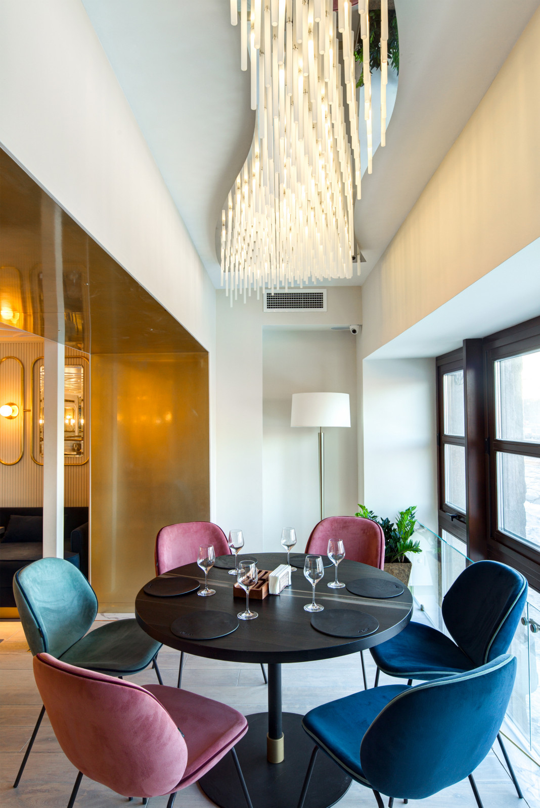 Люстры из трубочек для ресторана