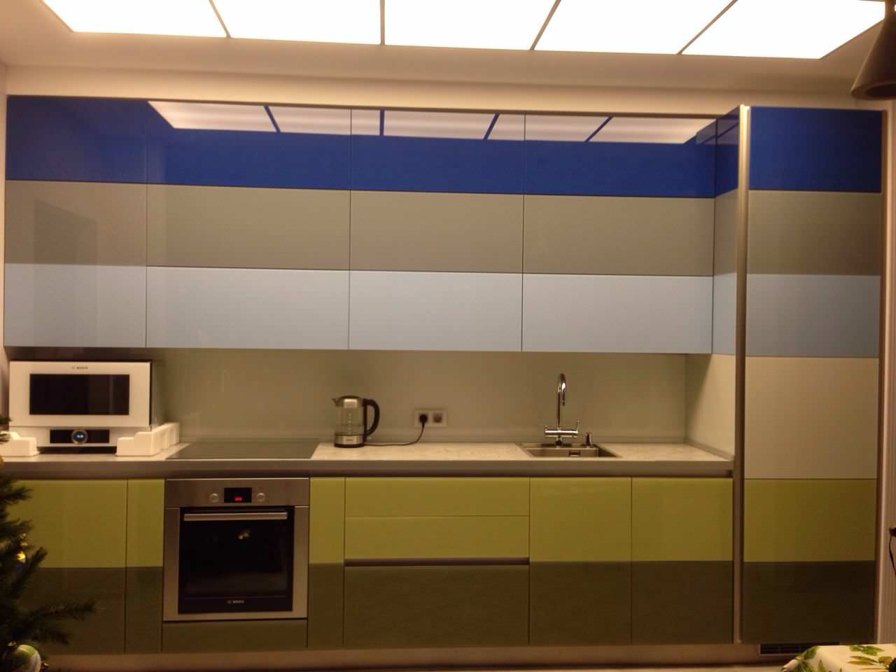 Обложка проекта: Кухня Тетрис с фасадами из стекла