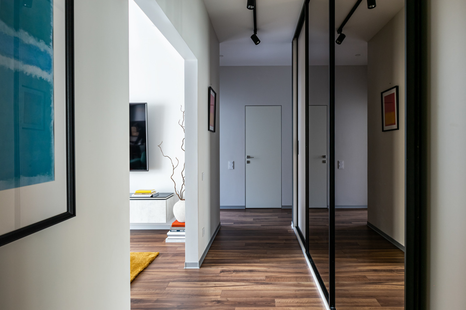 Белый в цвете