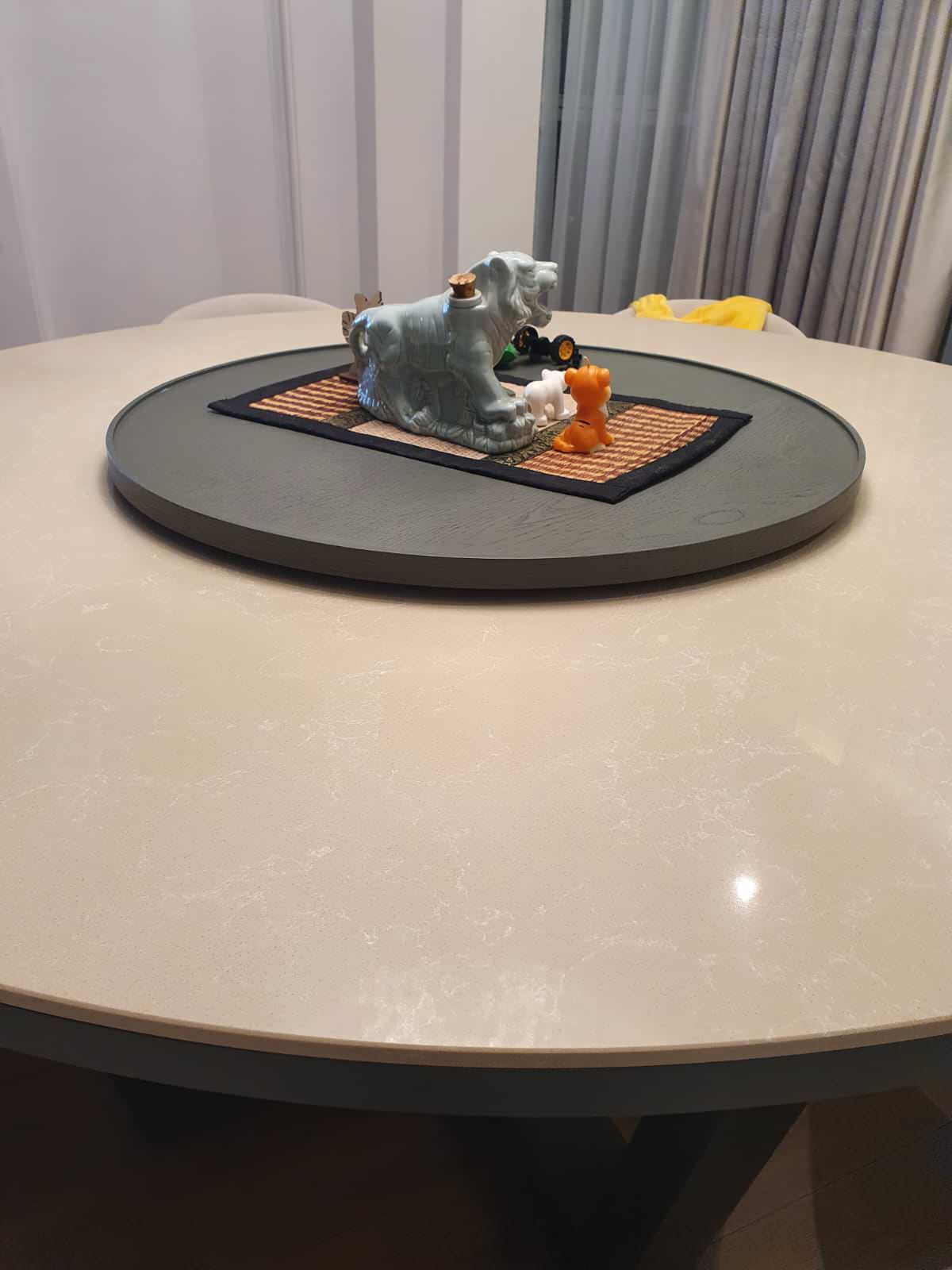 Вид на столешницу и вращающийся столик из массива дуба