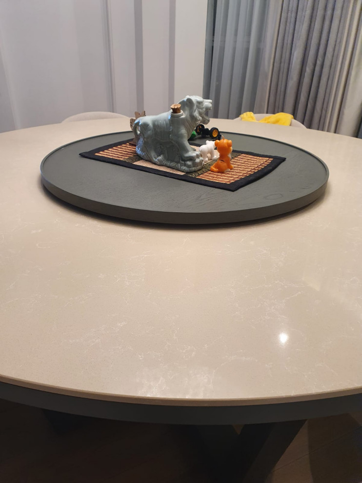 Вид на столешницу и вращающийся столик из массива дуба