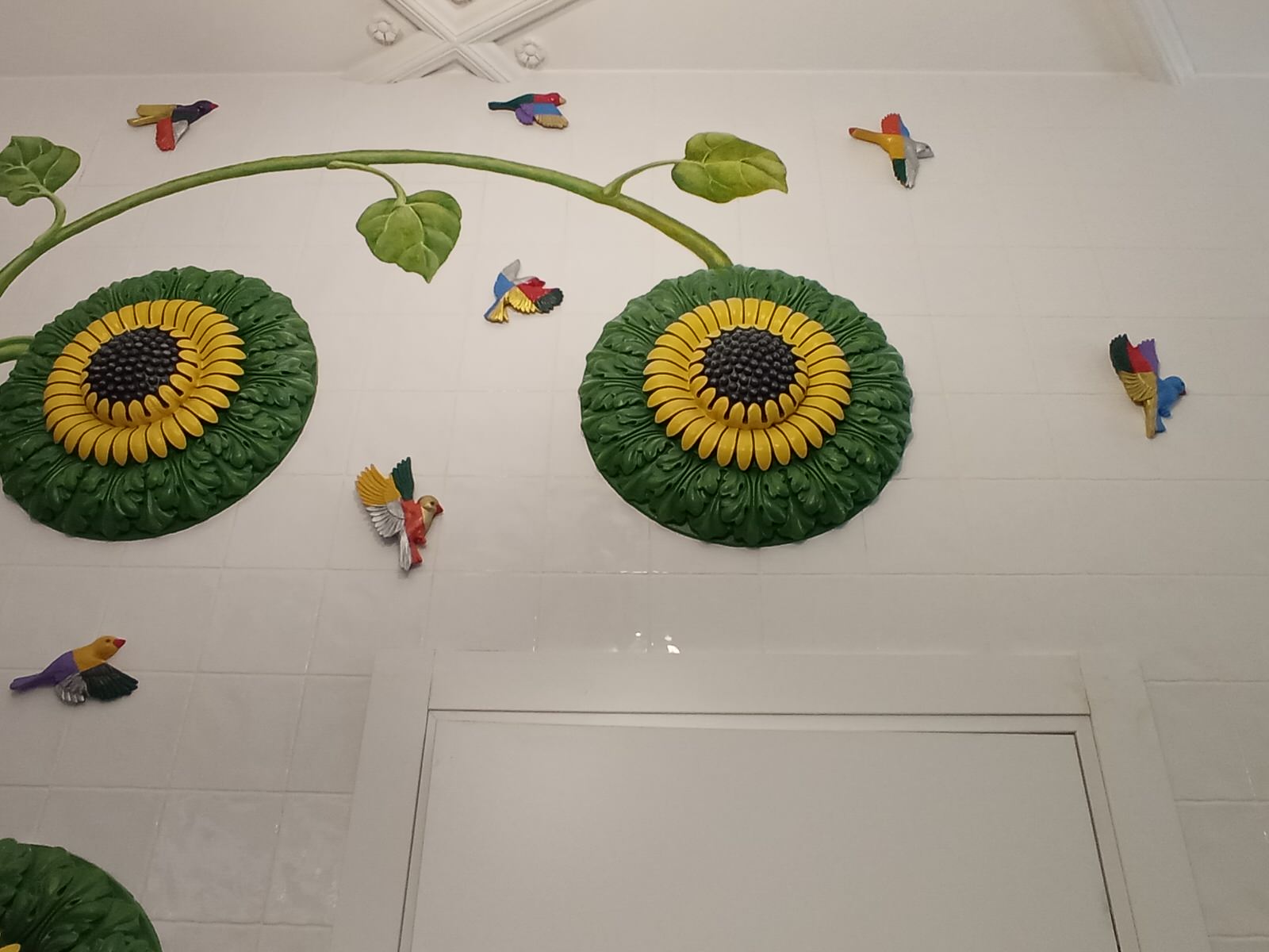 Рельефно-живописное панно в холле квартиры