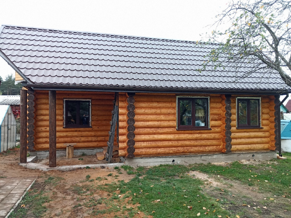 Дачный домик из оцилиндрованного бревна