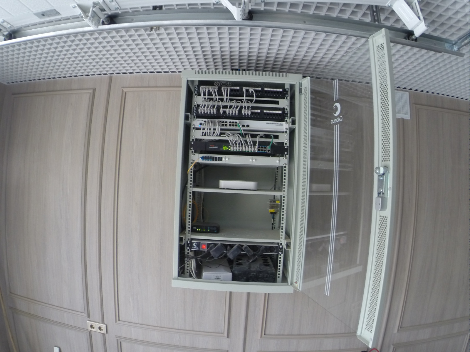 Системы ЛВС, Wi-Fi, видеонаблюдения, домофонии, усиления GSM в коттедже