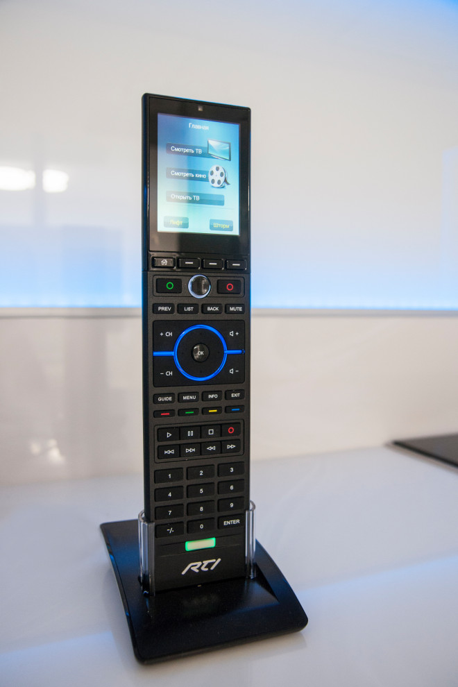 Единый пульт управления кинотеатром, шторами, музыкой
