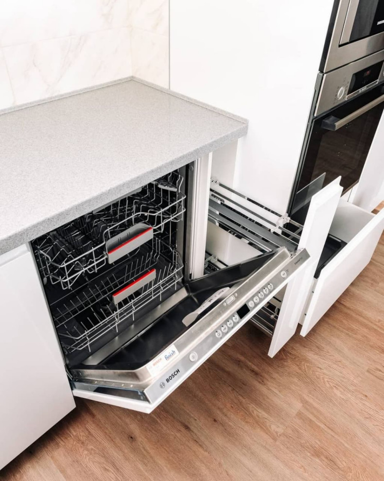 Светлая белая кухня с полуостровом в современном стиле