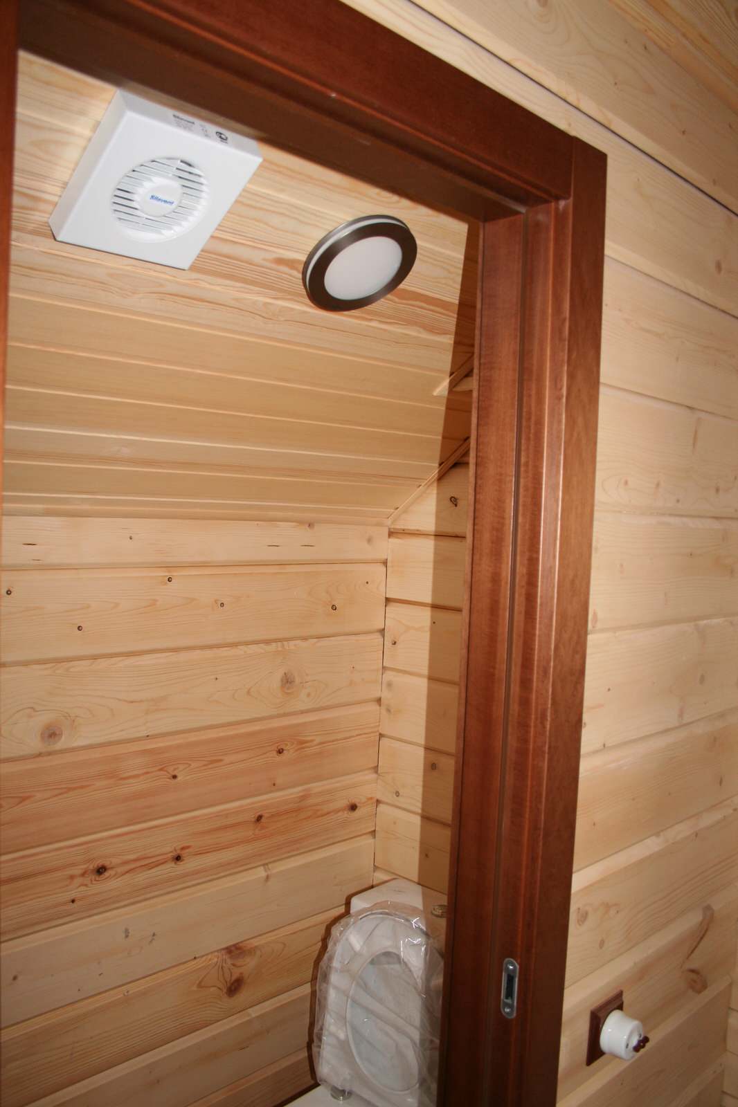 Розетки, выключатели, вытяжка и свет санузле