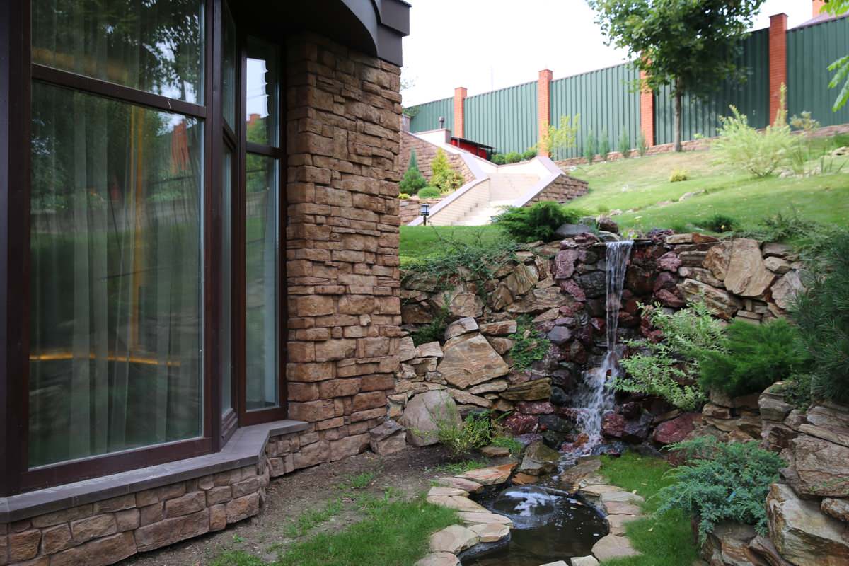 Дом на склоне