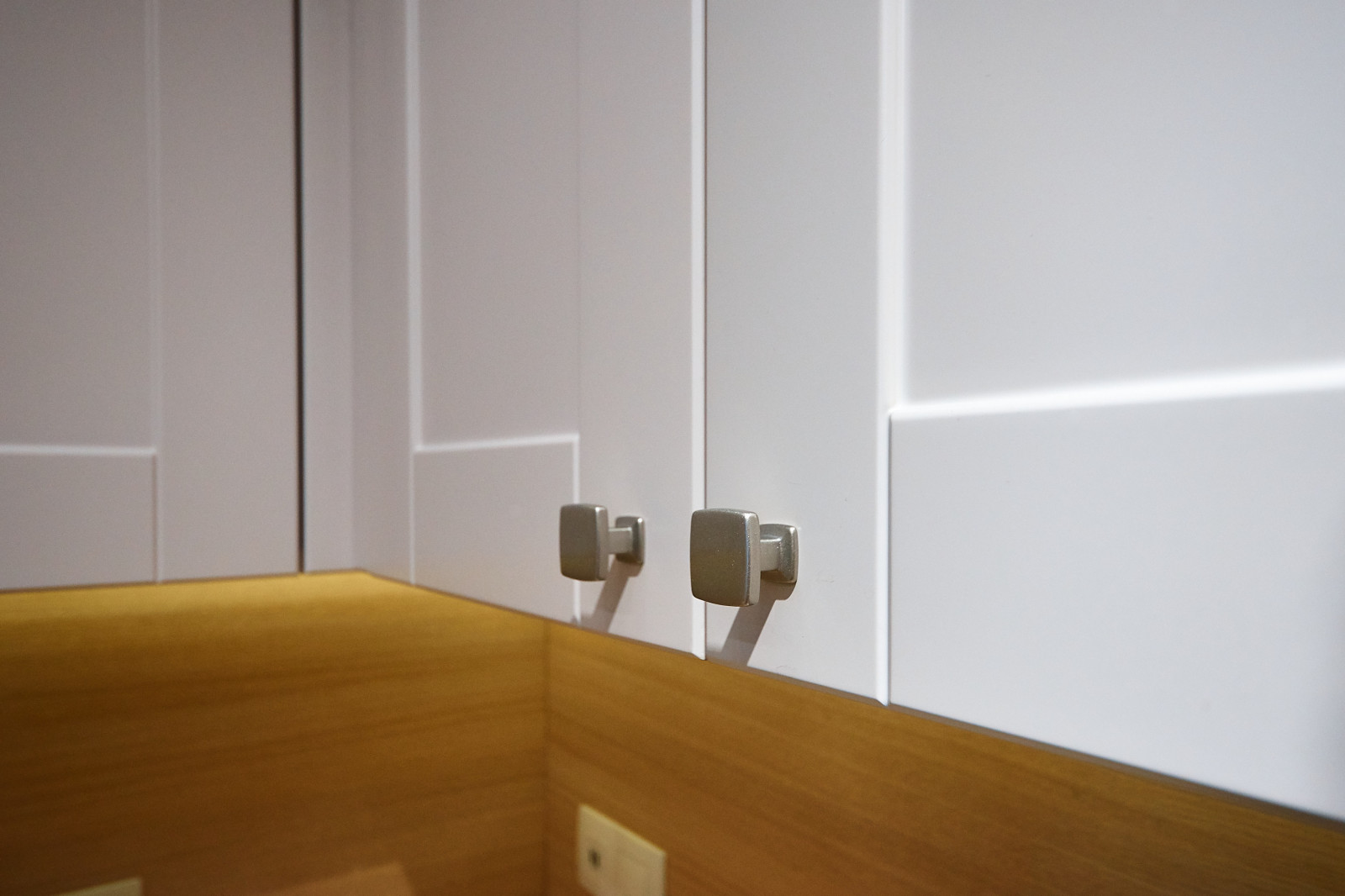 Кухня из эмали и шкаф для хранения