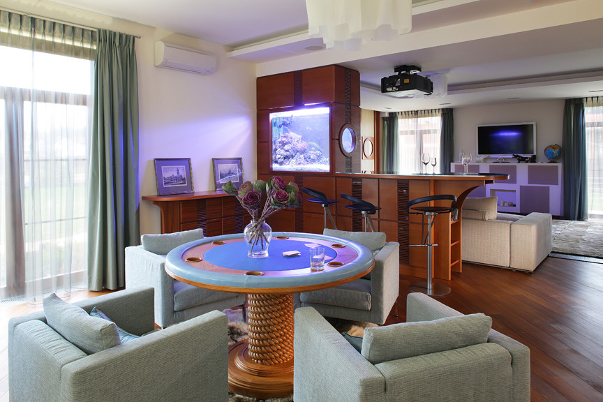 Коттедж "Яхта на причале". 1 этаж. Гостиная. Бар-аквариум