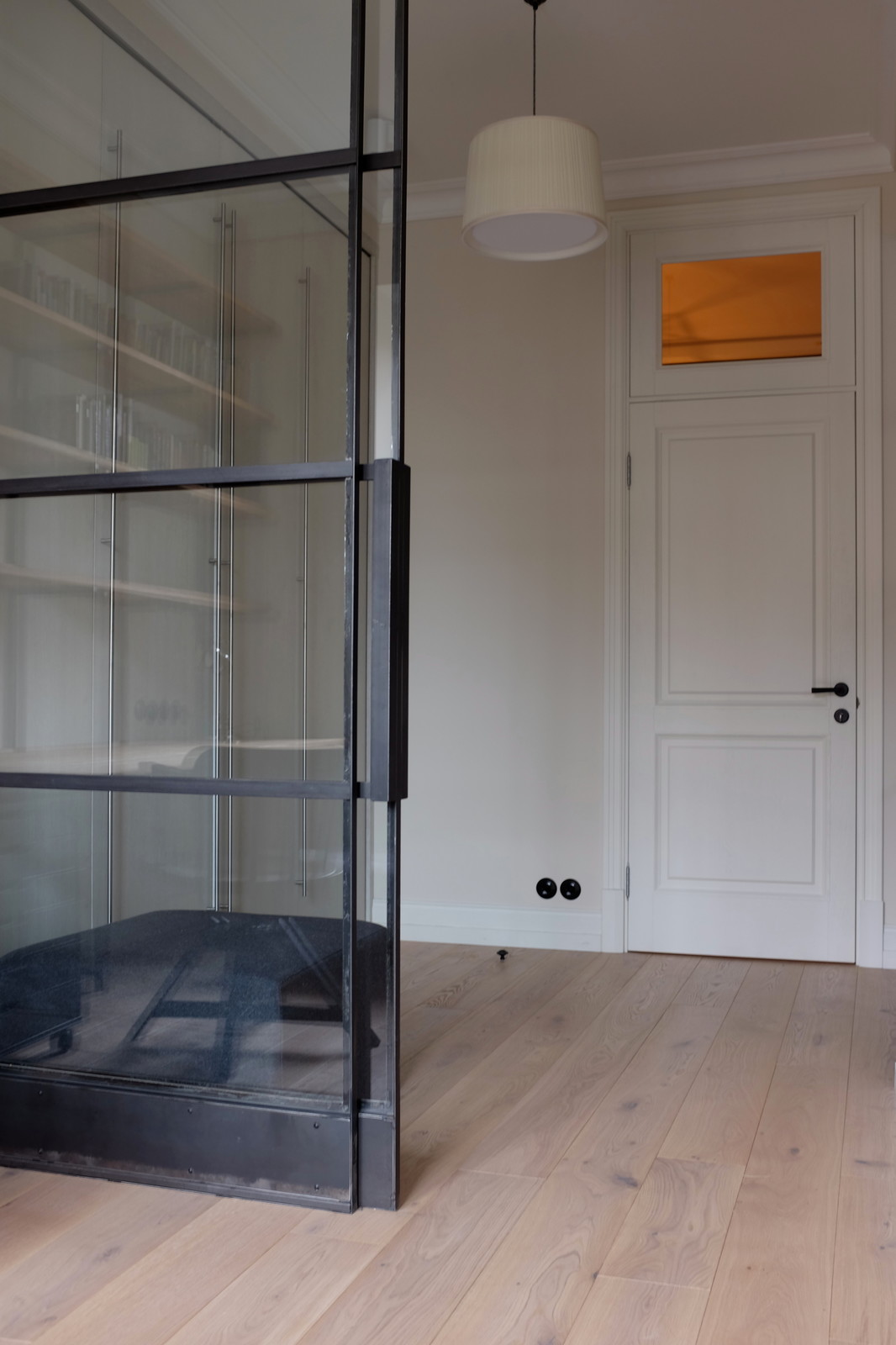 Перегородки из чёрного металла и стекла