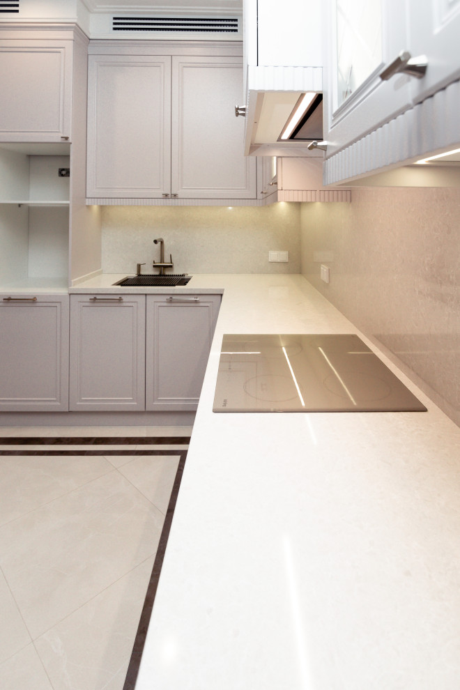 Нежно-серая кухня в неоклассическом стиле