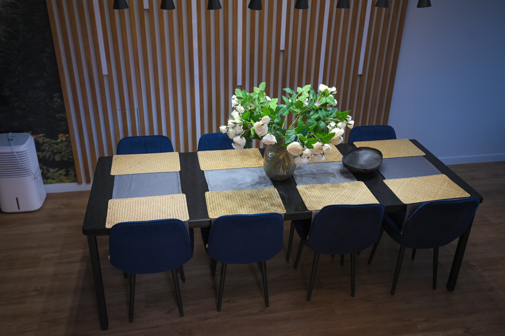 Коттедж в Чукреевке с природными фресками и рейками с подсветкой