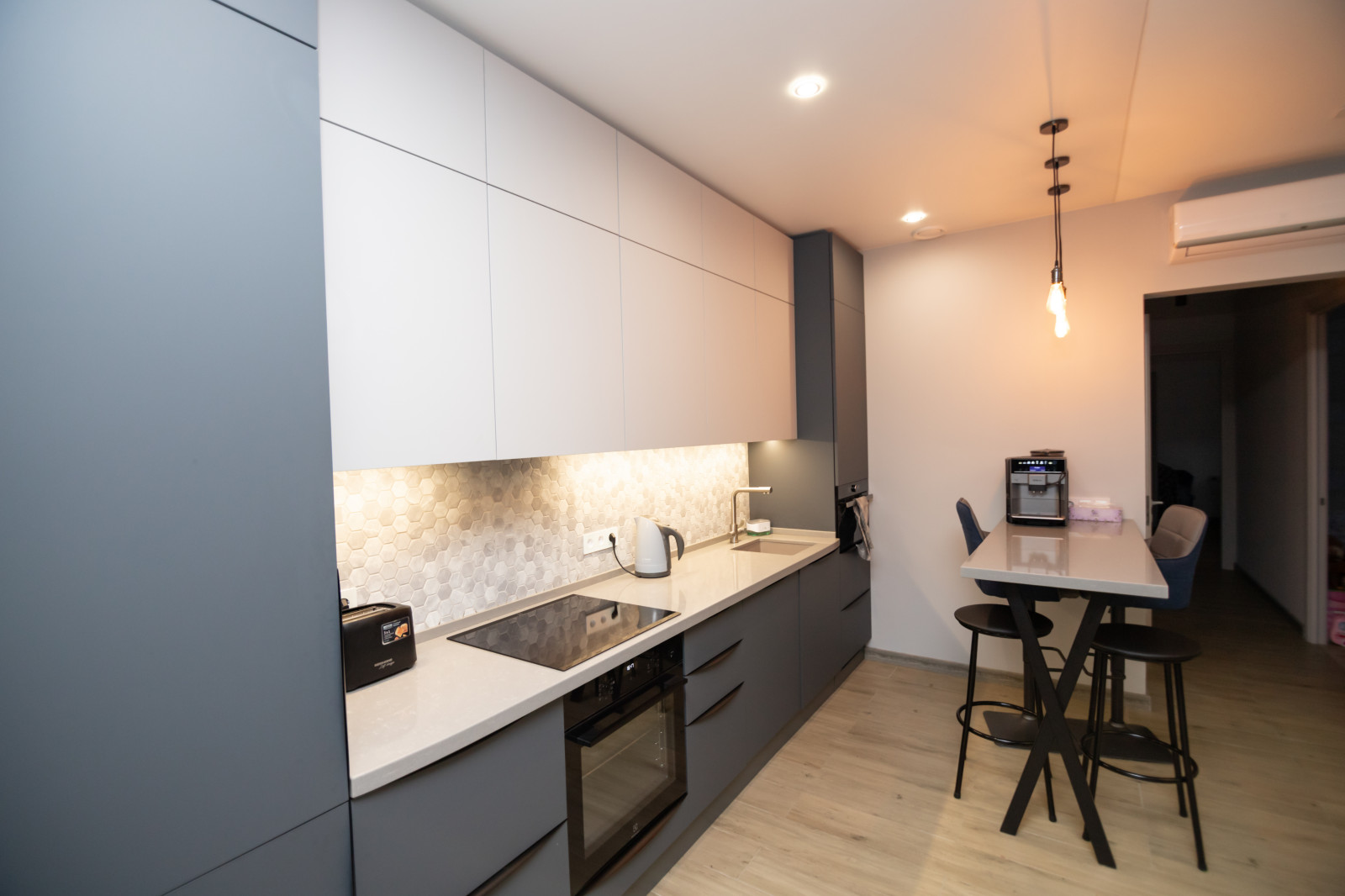 Двухцветная матовая кухня