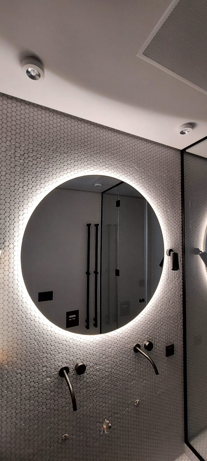 Санузел с премиум остеклением душевых во всю высоту