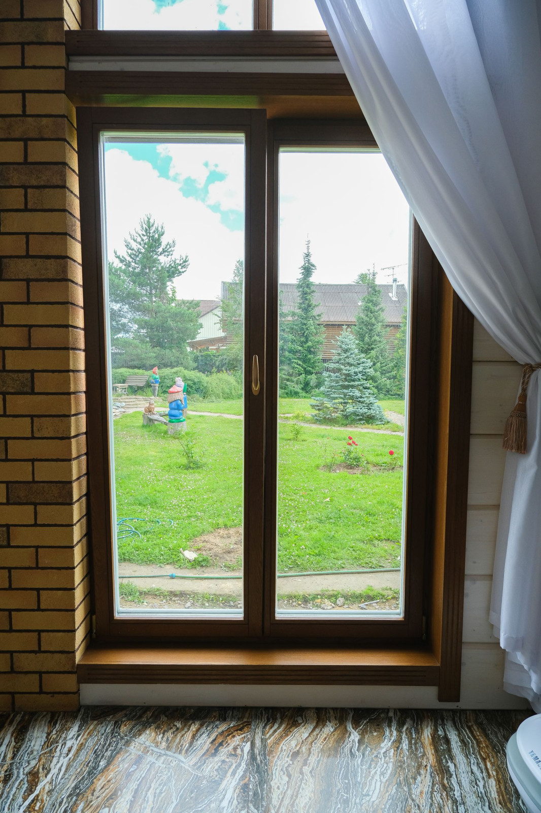 Деревянные современные окна для загородных домов