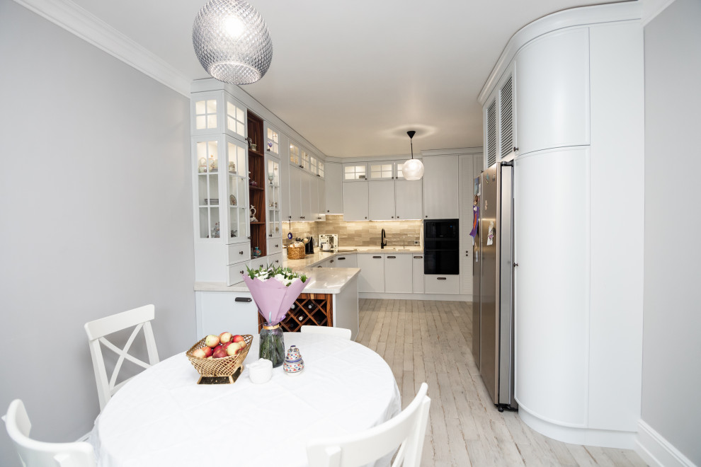 Светлая кухня с деревянными элементами