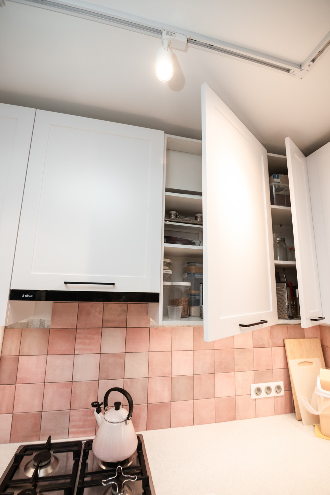 Белая небольшая кухня в стиле неоклассика