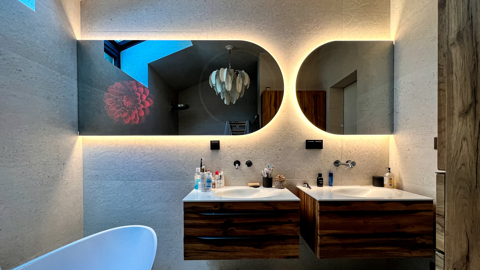 Умное зеркало необычной формы для Кати Гордон