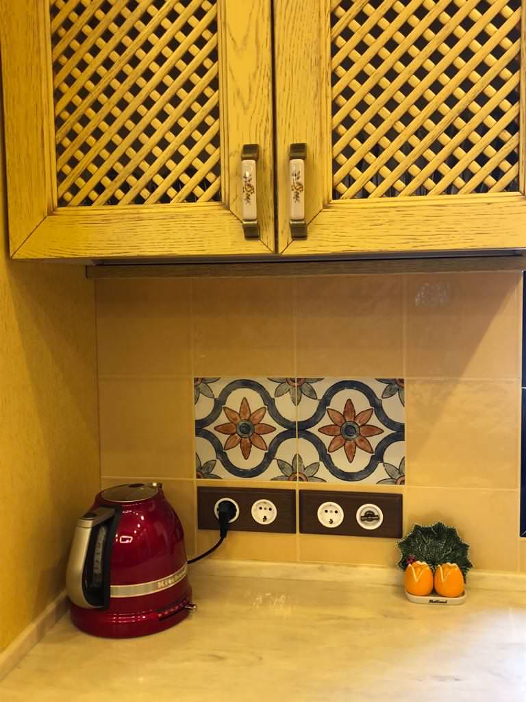 Винтажная электрика Salvador для скрытого монтажа в интерьере загородного дома.