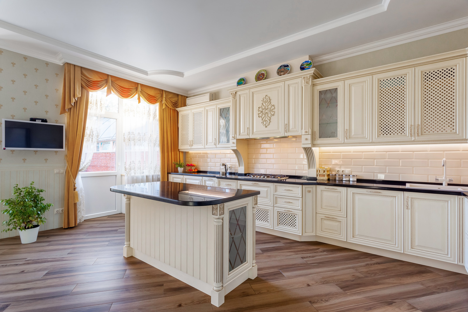 Кухня с порталом в частный дом г. Краснодар и массива ясеня