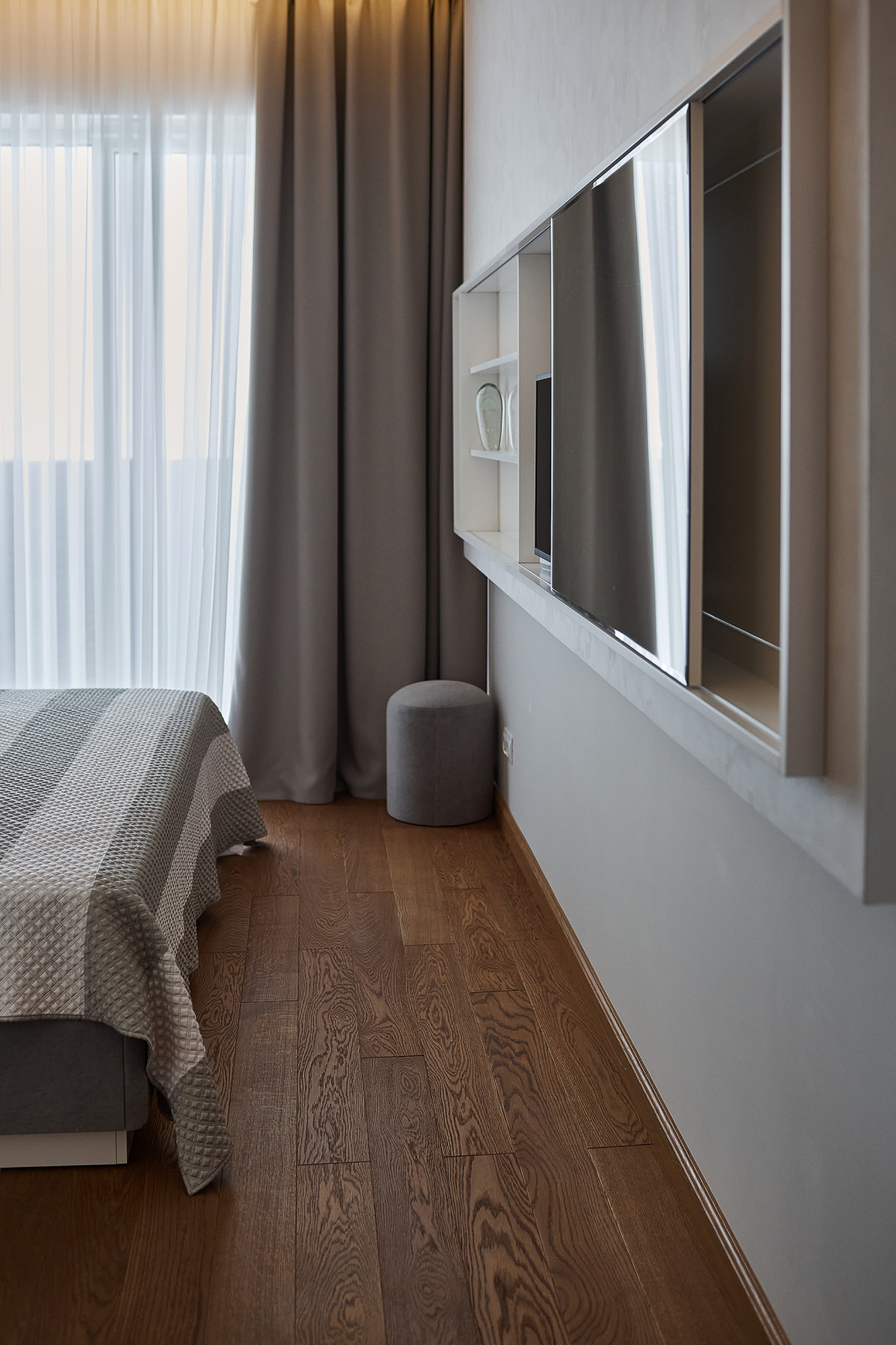 Обложка альбома: Диван и цветовая гамма: серая с бежево-коричневой