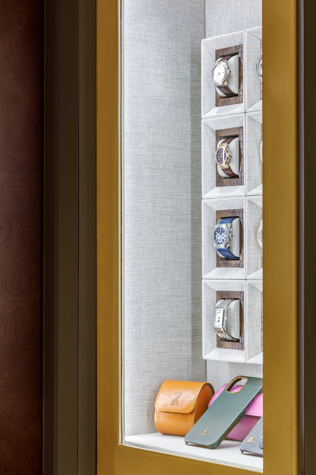 Обложка проекта: Time zone watch store in Dubai.