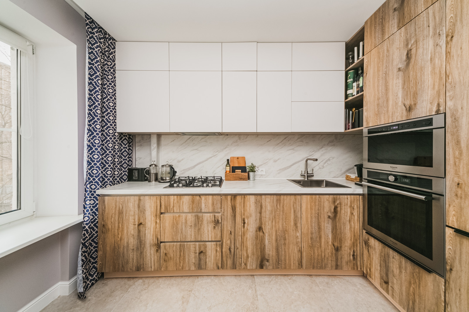 Светлая кухня с древесным декором