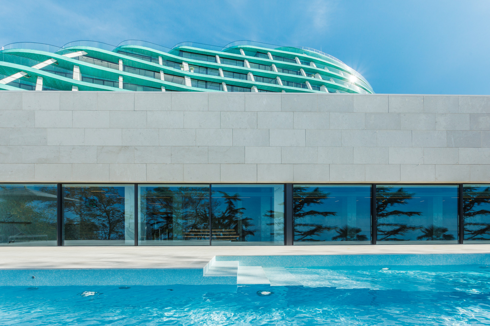 Открытый бассейн infinity в REEF RESIDENCE.