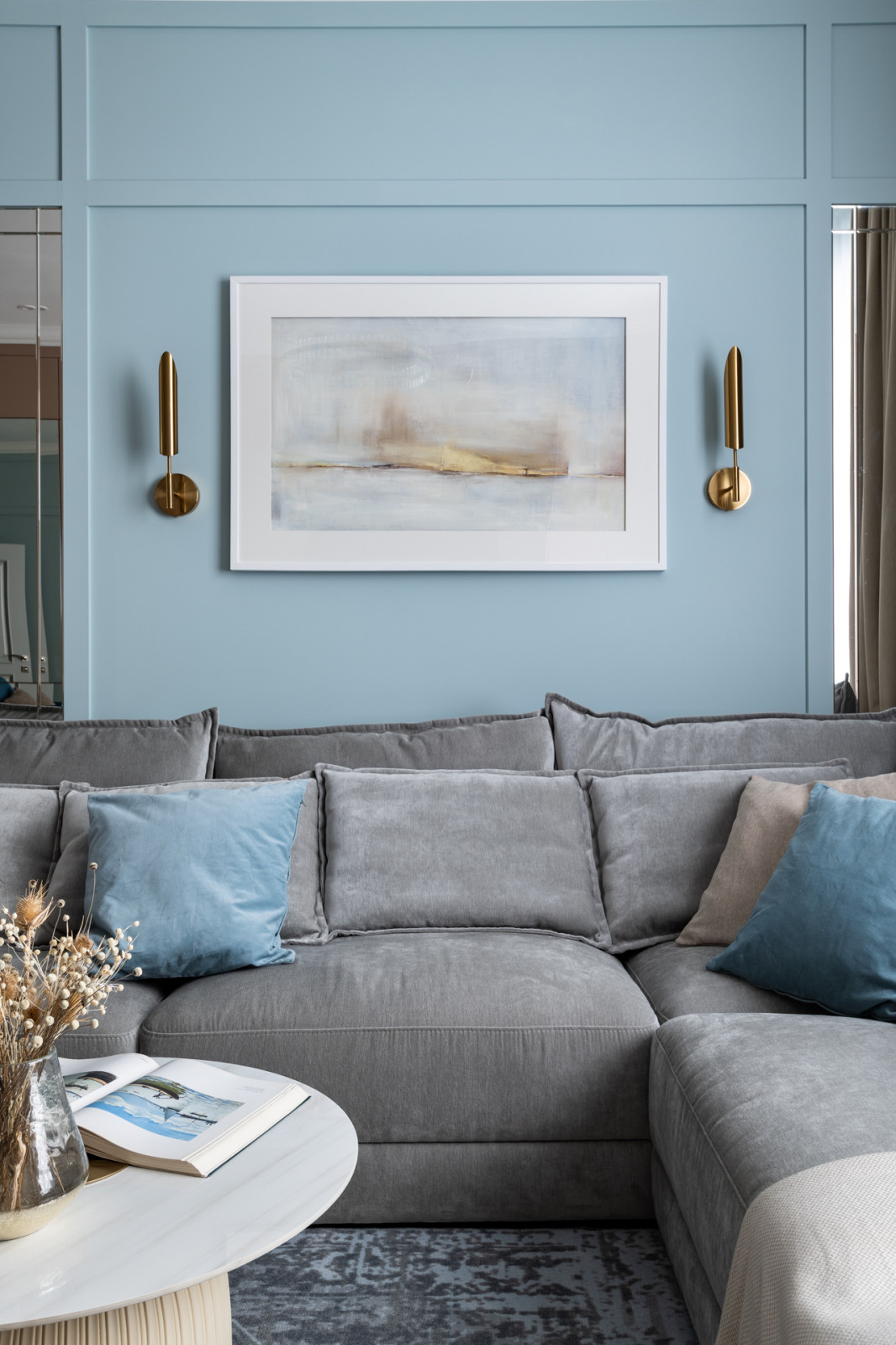 Журнал «Идеи Вашего Дома» назвал этот интерьер «обволакивающий уютом»