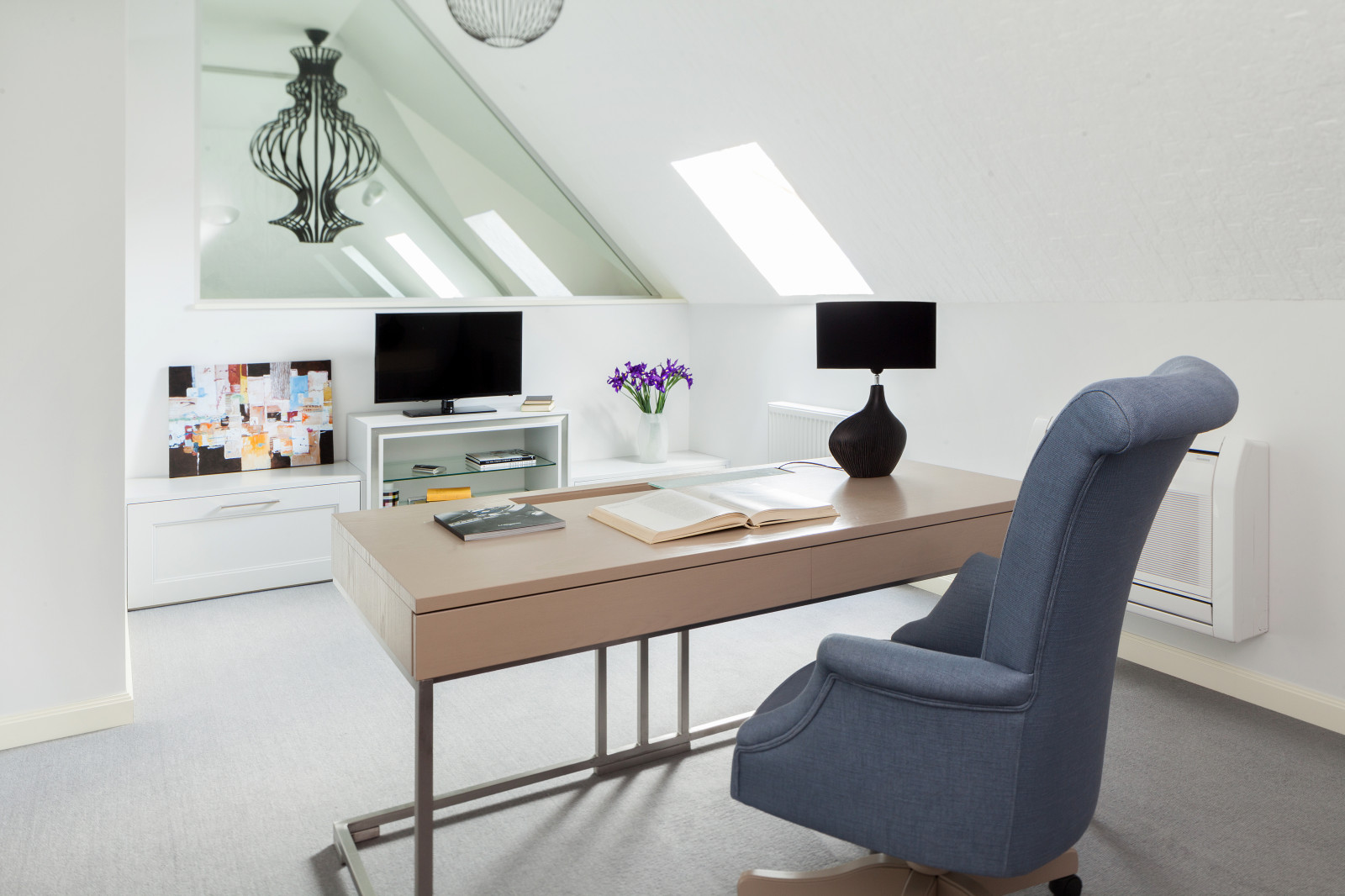 Дом с барельефами и витражами