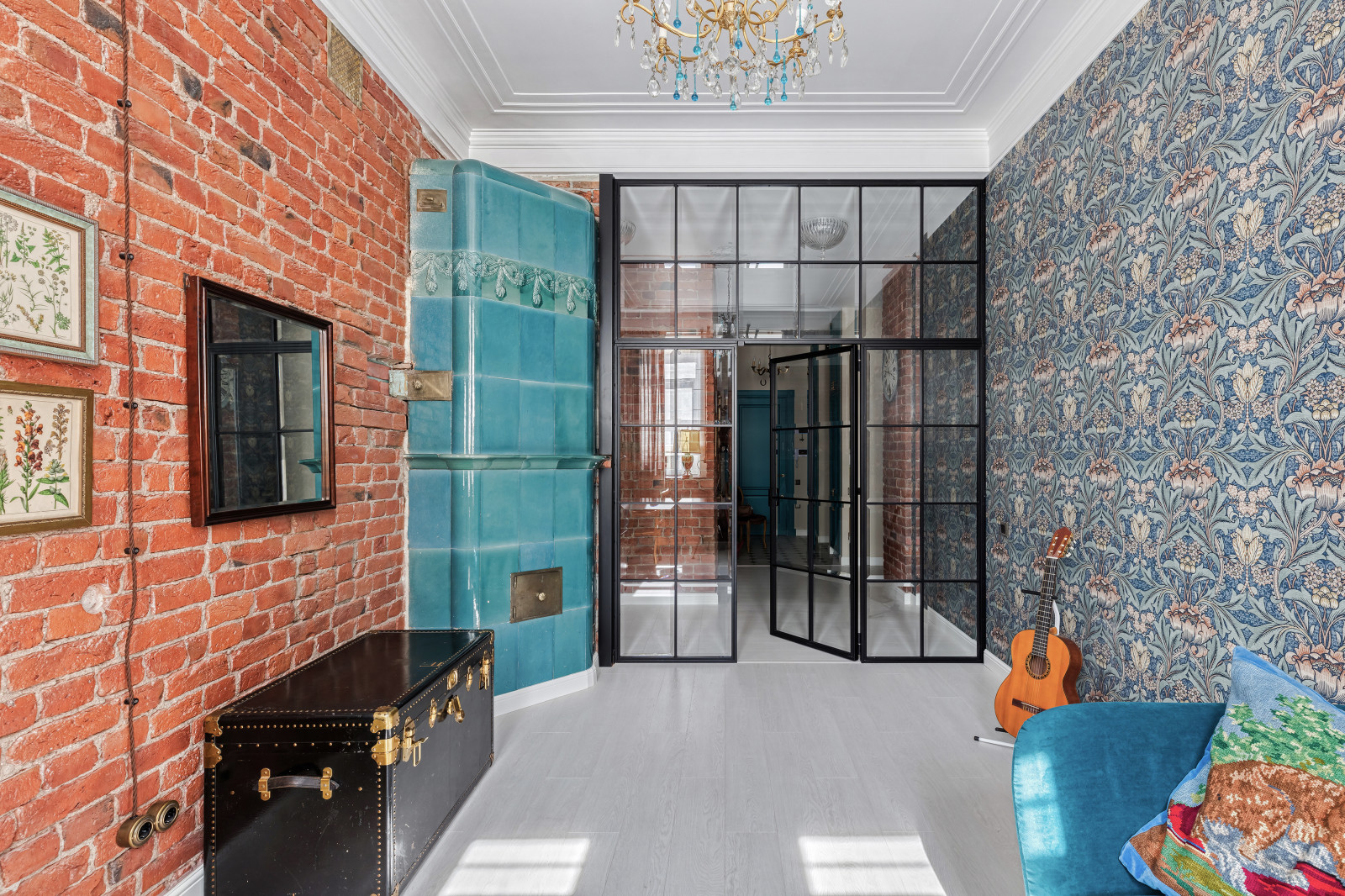 Обложка проекта: Разноцветные двери и две печки.