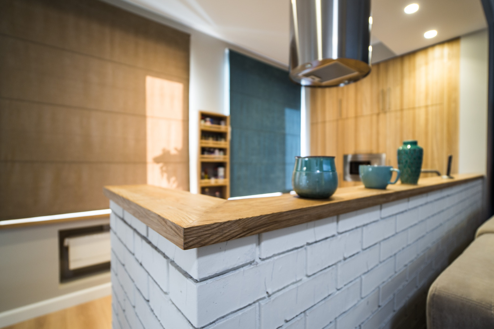 Кухня в современном стиле с фасадами из массива