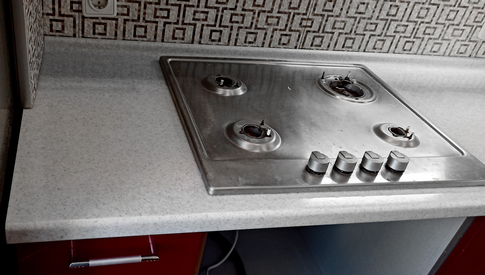 Серая кухонная столешница из искусственного камня Staron