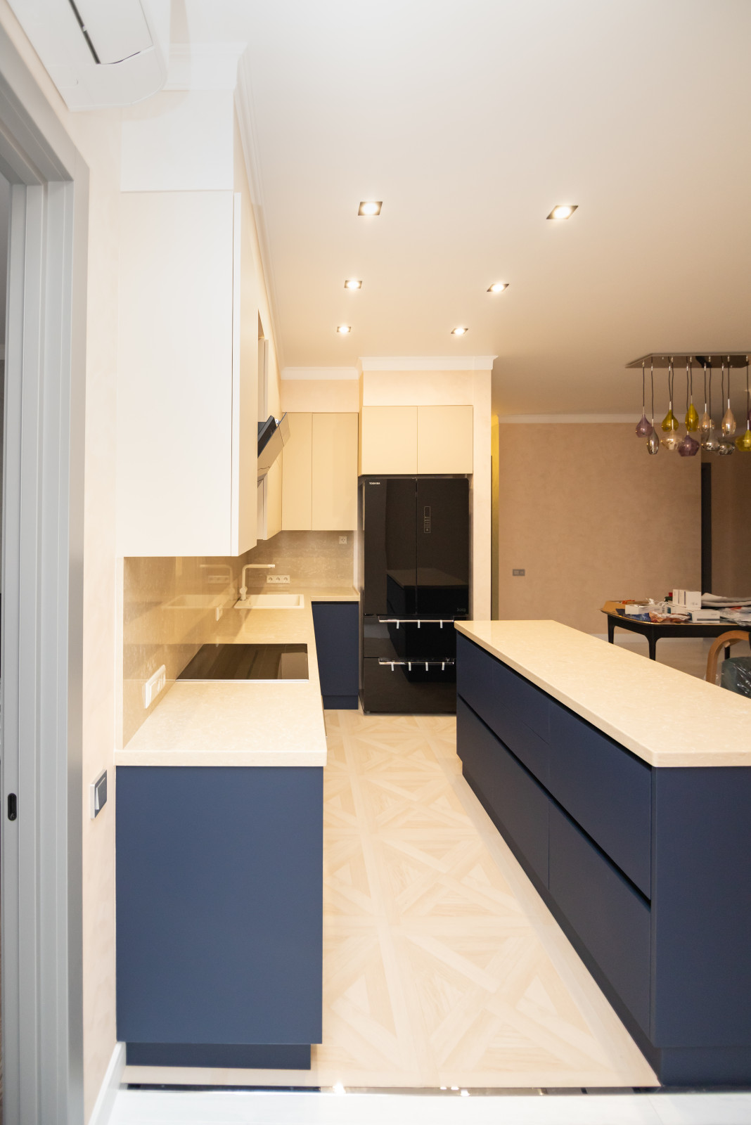 Бело-синяя кухня в современном стиле