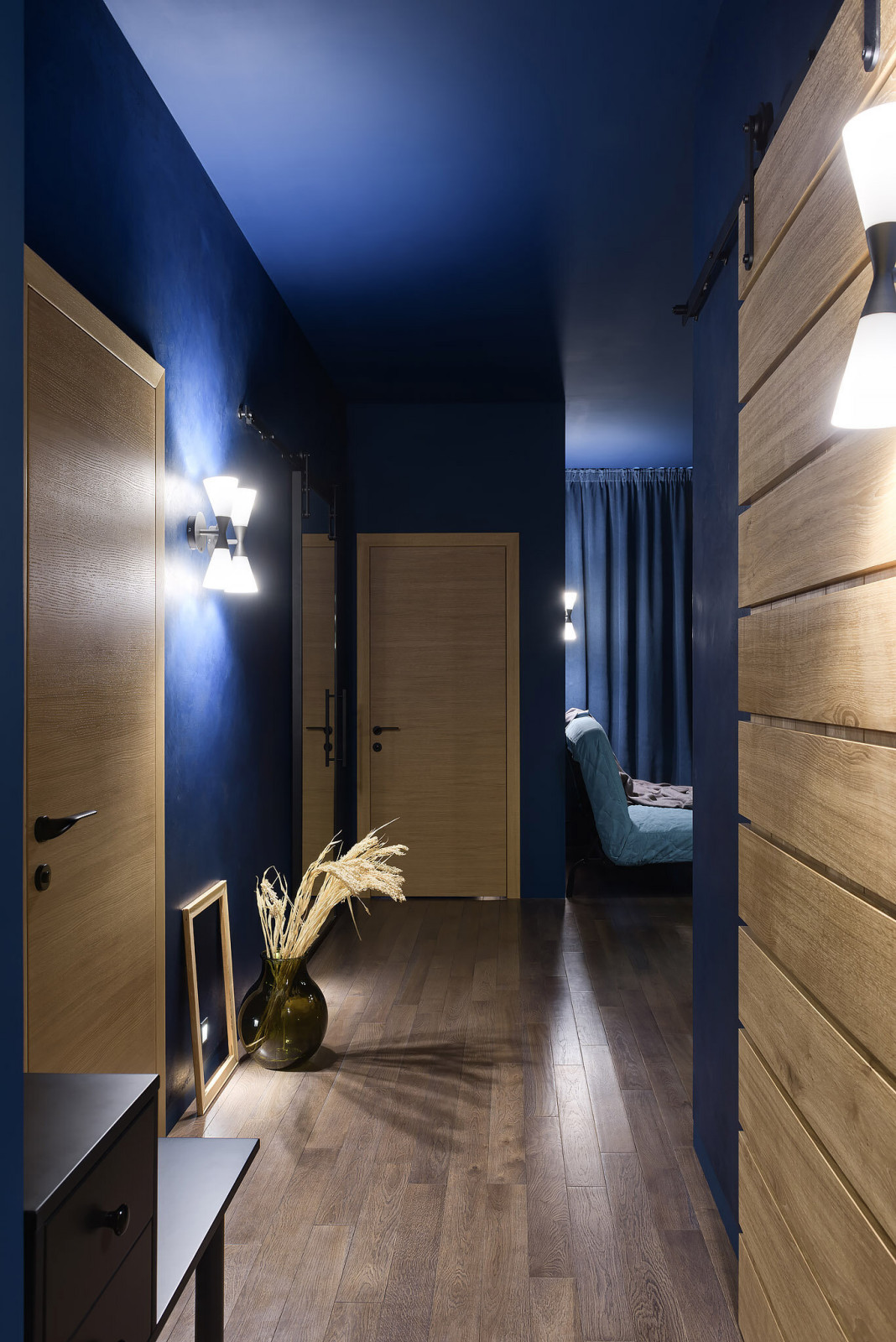 PL • прихожая с темно-синими стенами