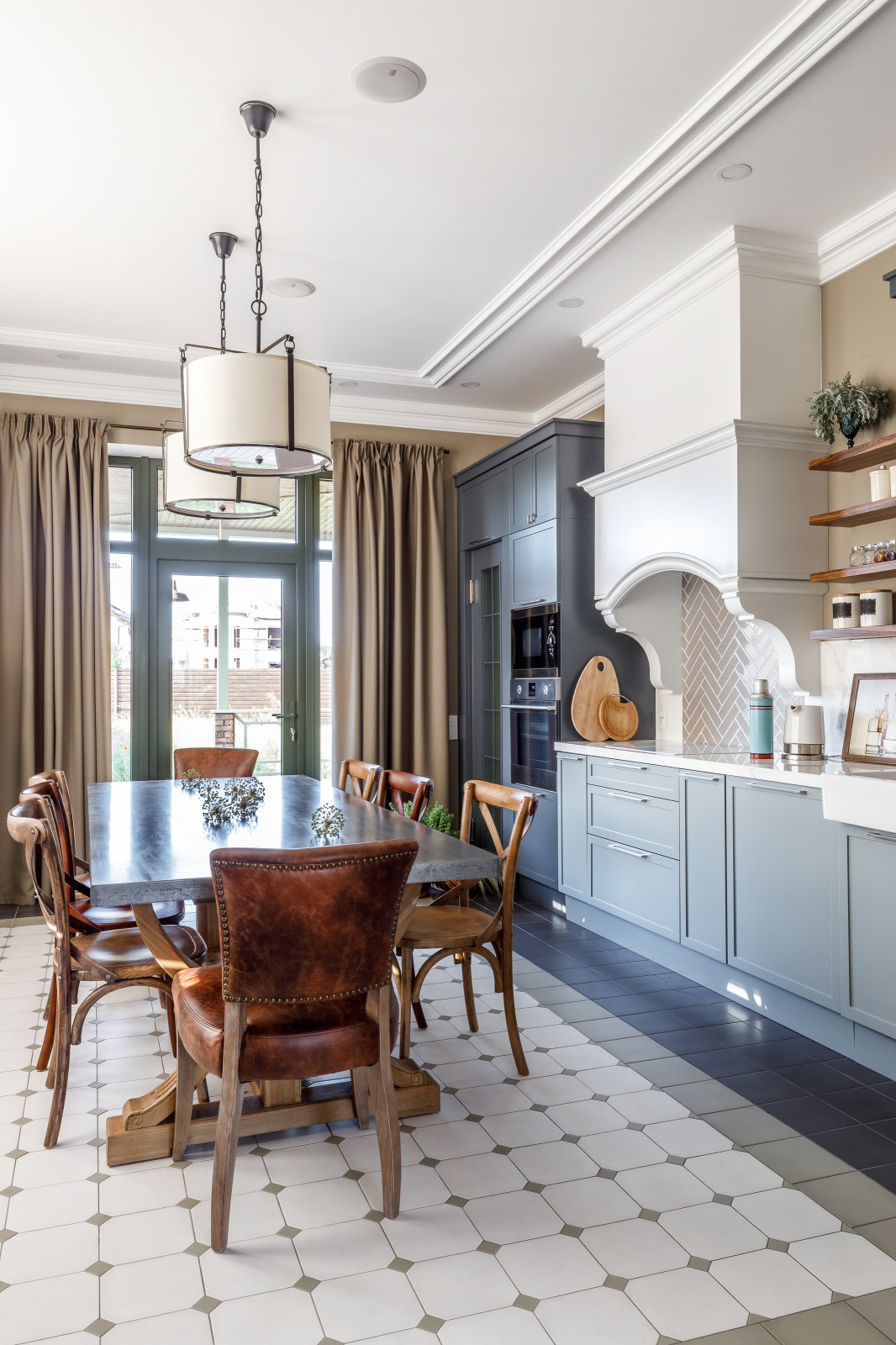 Гипсовая лепнина Аврора в интерьере дизайнера Аллы Куницы -квартира в Краснодаре