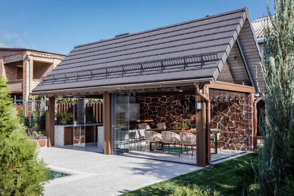 Беседка частного дома. Холодное остекление