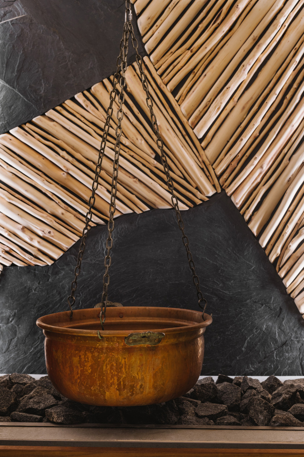 Панно выполнено из можжевельника и натурального камня.