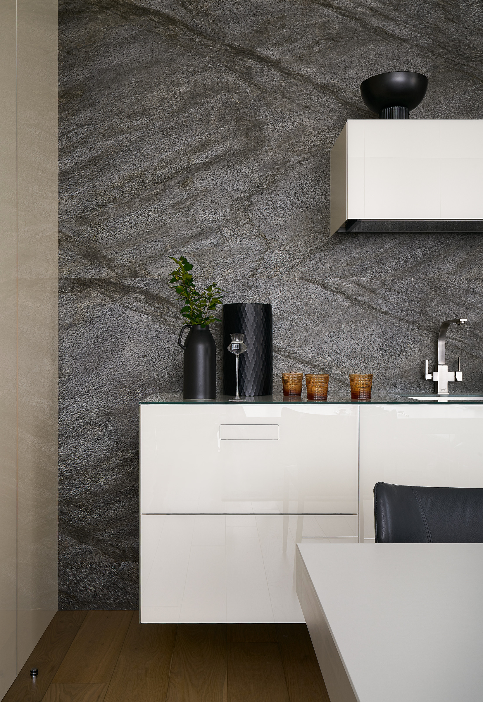 Houzz тур: Квартира в Екатеринбурге с «парящей» мебелью