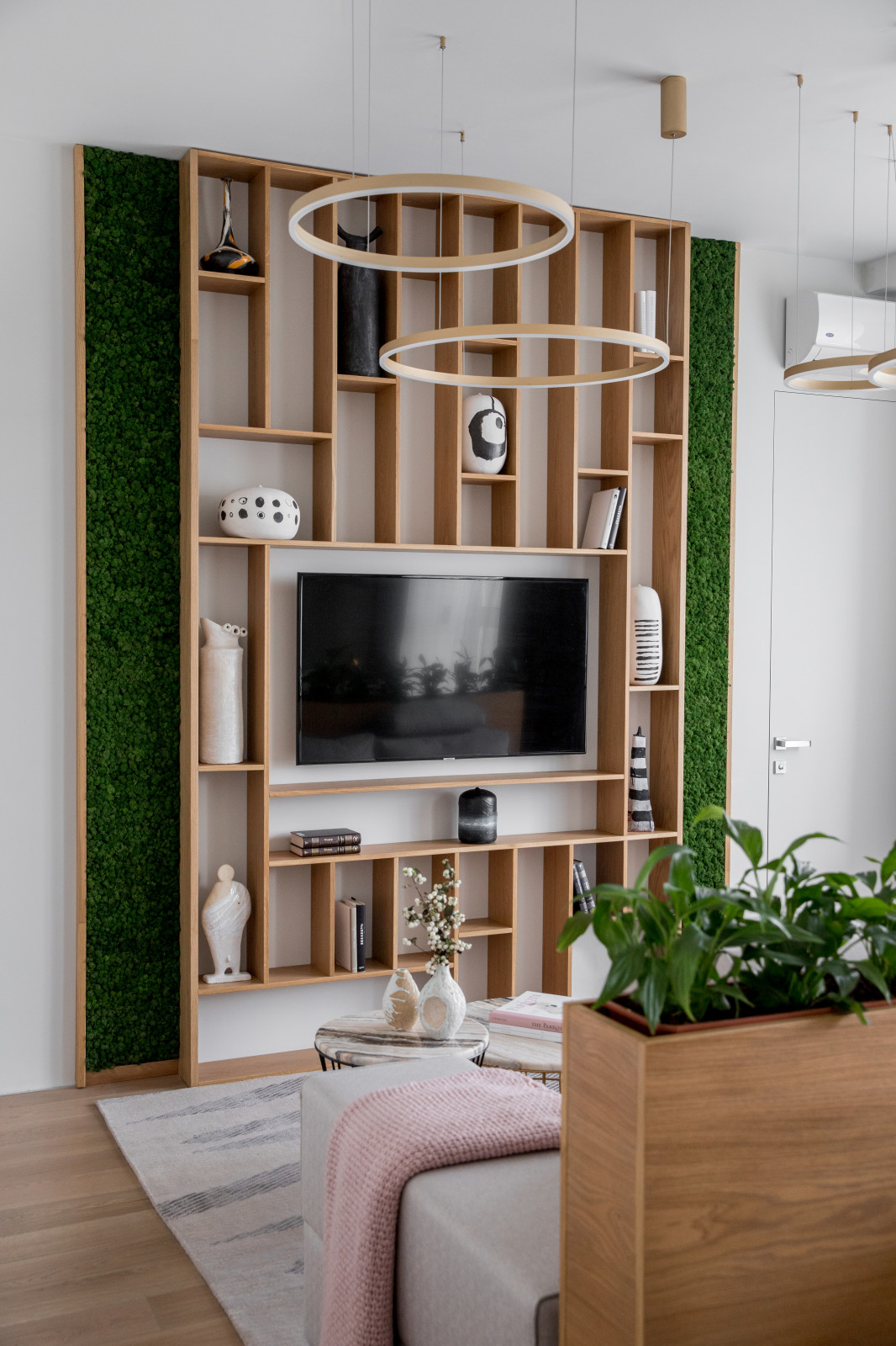 Стеллаж из шпона разной толщины со вставкой мха