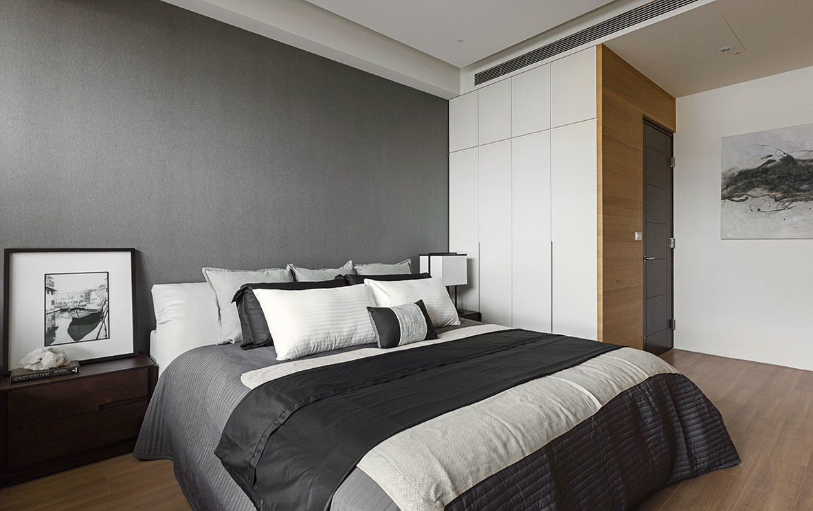 Лаконичный интерьер квартиры с кабинетом и детской комнатой от L DESIGN